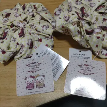 정가 세금 포함 1155엔 헬로키티 스크런치 50주년 버전 2개 세트