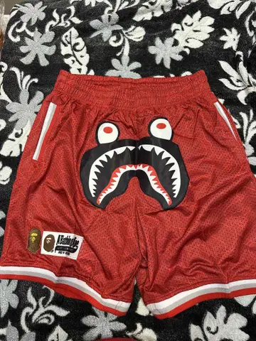빨간색 샤크 프린트 메쉬 숏팬츠