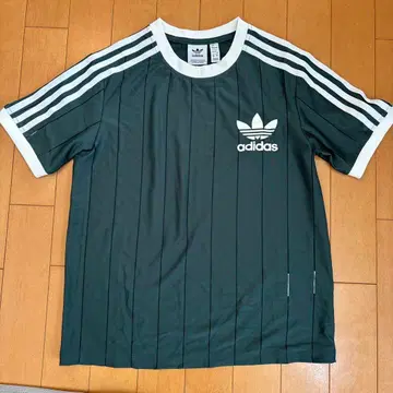 adidas 다크 그린 반팔 티셔츠