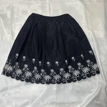 자수 장식 블랙 플레어 스커트 40