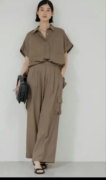 GALLARDAGALANTE 새틴 카고 팬츠 셋업 모카