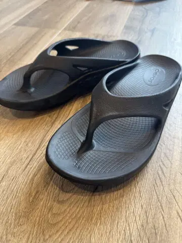 OOFOS 블랙 비치 샌들
