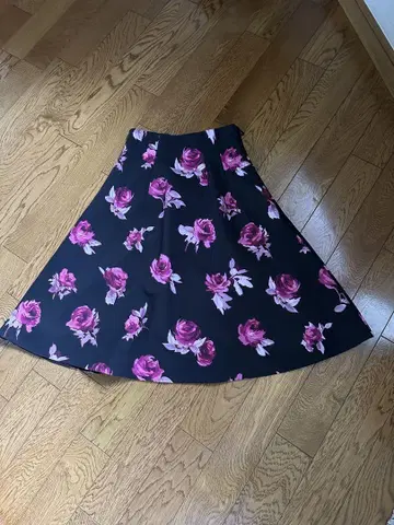 katespade 플레어 스커트 블랙 베이스 핑크 장미 무늬 무릎 기장