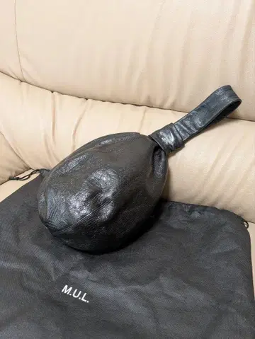 M.U.L. 캔디 클러치 패치워크 엠보 블랙