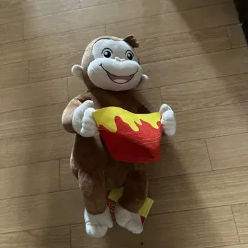 감자튀김을 든 오자루의 조지 봉제 인형