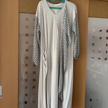 도트 무늬 긴팔 V넥 원피스