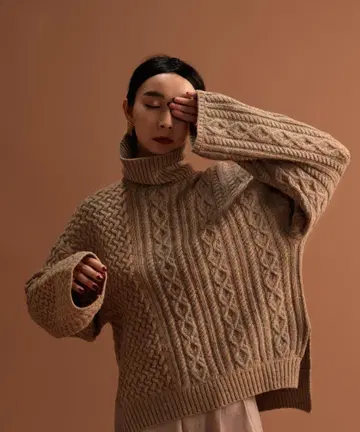 베이지 이아파피요네 SUM1STYLE 케이블 블로킹 터틀 니트