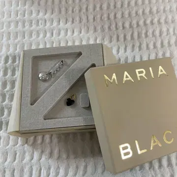 MARIA BLACK 핀 배지와 하트 참 세트
