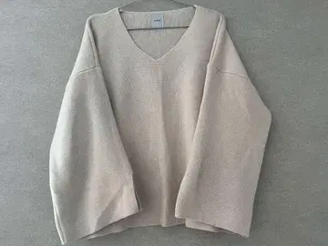 AMERI VINTAGE 베이지 V넥 니트