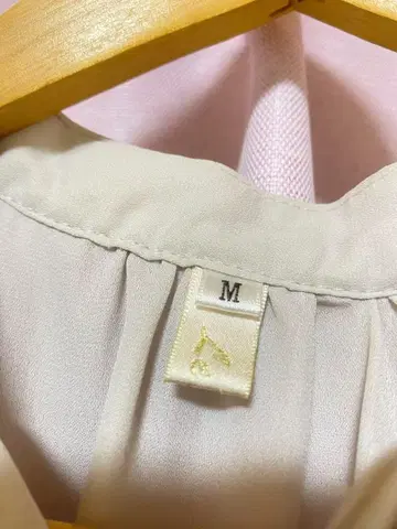 루시엘 롱 드레스 베이지 플리츠 롱 스커트 셔츠 버튼 있음