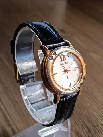 SEIKO 세이코 루키아 여성용 손목시계 1N01-0HP0