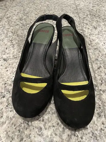 캠퍼 블랙 스웨이드 펌프스