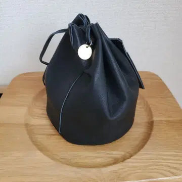 yucchino 블랙 가죽 복조리 백