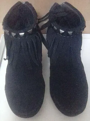 프린지 스터드 장식 블랙 웨지 부츠