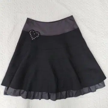 플레어 스커트 하트 장식 블랙