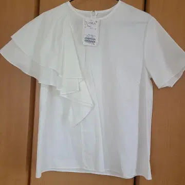 택 포함 새상품 베이크루즈 비대칭 프릴 블라우스 화이트
