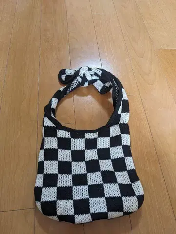 체크 무늬 숄더백
