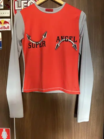 MOMENTEL Super Angel Red Piercing 긴팔 티셔츠