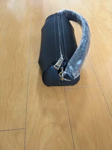 심플한 블랙 핸드백