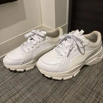 Puma 화이트 스니커즈