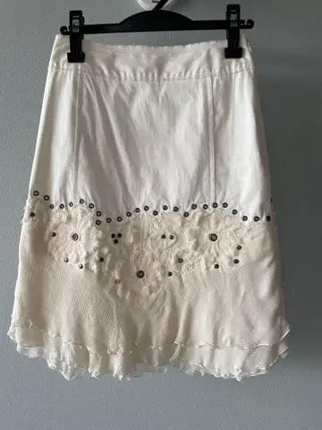 자수 비즈 장식 화이트 미디 스커트