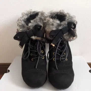 리본 퍼 포함 블랙 레이스업 부티 L 사이즈