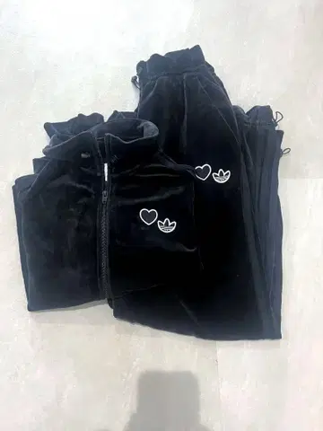 adidas 벨로아 셋업 하트 자수