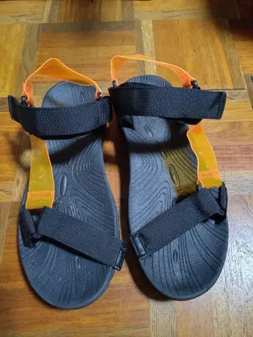 오렌지와 블랙 스포츠 샌들