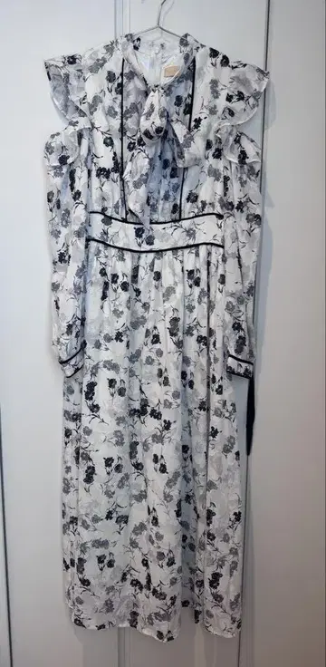 안미르 프릴 장식 꽃무늬 롱 원피스