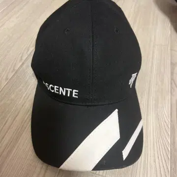 DESCENTE 블랙 캡 화이트 스트라이프