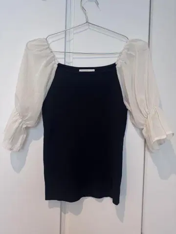 proportion 퍼프 슬리브 상의