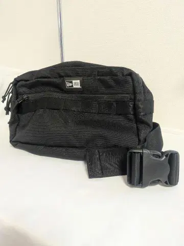 새상품급 NEW ERA 블랙 바디백 웨스트 파우치