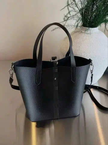 큐브형 스트랩 포함 블랙 토트백