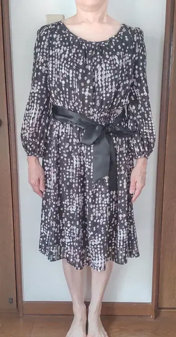 블랙과 화이트 도트 무늬 긴팔 원피스