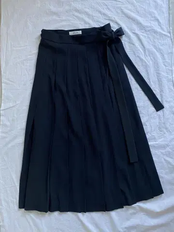 에부르 롱 플리츠 스커트