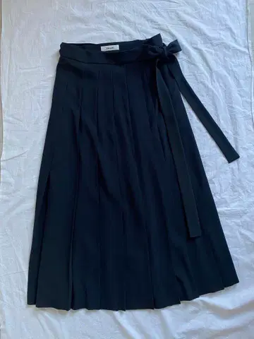 에부르 롱 플리츠 스커트