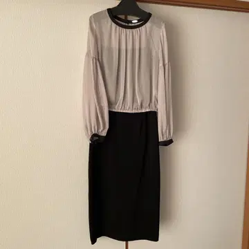 그레이 긴팔 상의와 블랙 드레스 세트