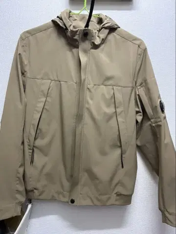 C.P. COMPANY 후드 부착 자켓 베이지