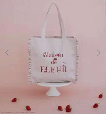 Maison de FLEUR x 산리오 딸기 신문 프릴 토트백 핑크