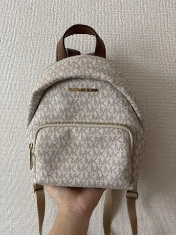 MICHAEL KORS 베이지 소형 백팩