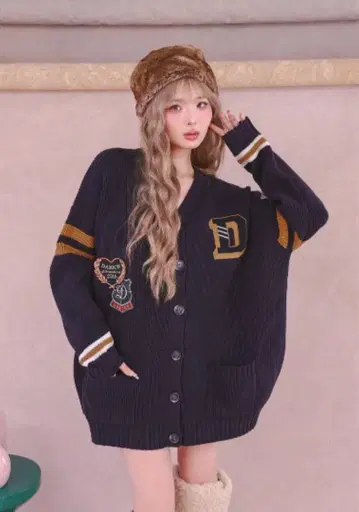 Darich 칼리지 와펜 V넥 니트 가디건