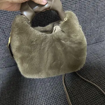 올리브 그린 퍼 숄더백