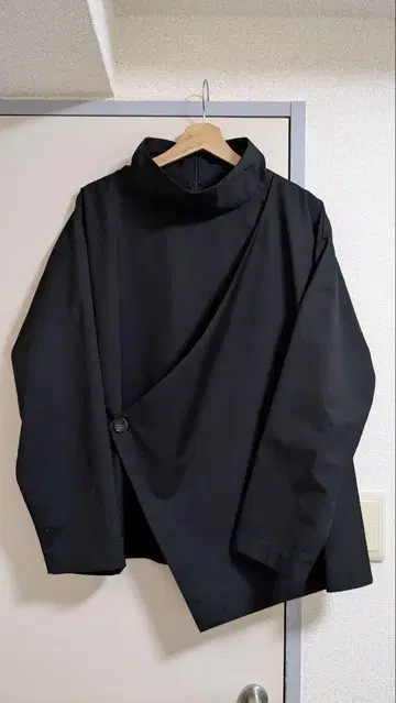 비대칭 하이넥 셔츠 블랙