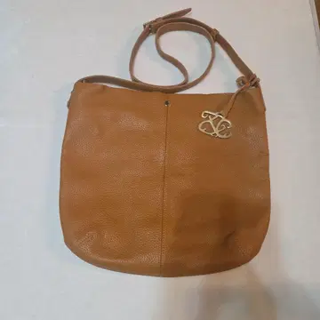 브라운 가죽 숄더백 메탈 참 포함 천연 가죽