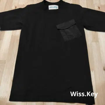 Wiss.Key 블랙 포켓 부착 T셔츠