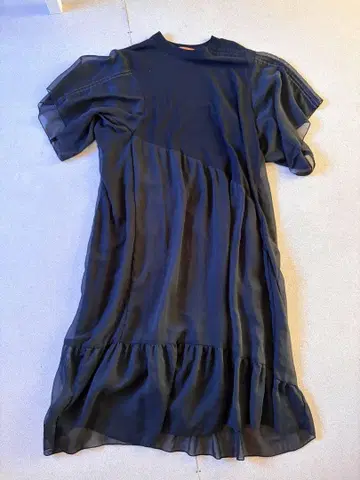 쉬폰 소재 블랙 원피스 프릴 포함