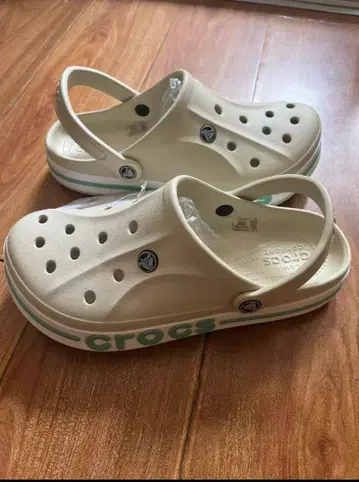 Crocs 크림색 클로그 샌들 9