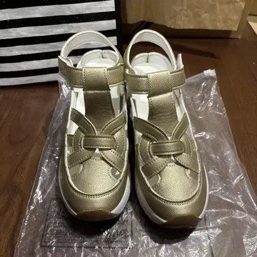 골드 통굽 샌들 스트랩 포함