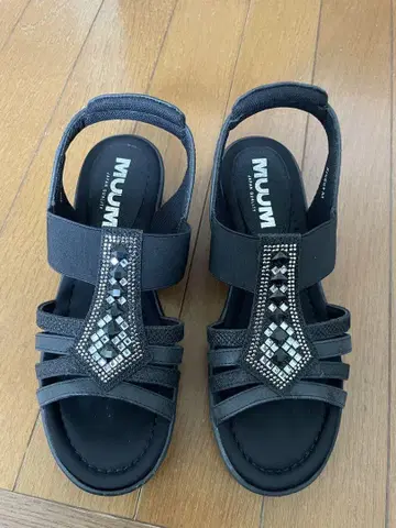 MUUM 비쥬 장식 블랙 샌들