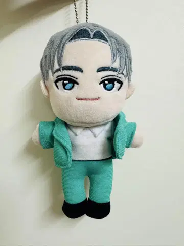 민트 그린 의상의 봉제 인형